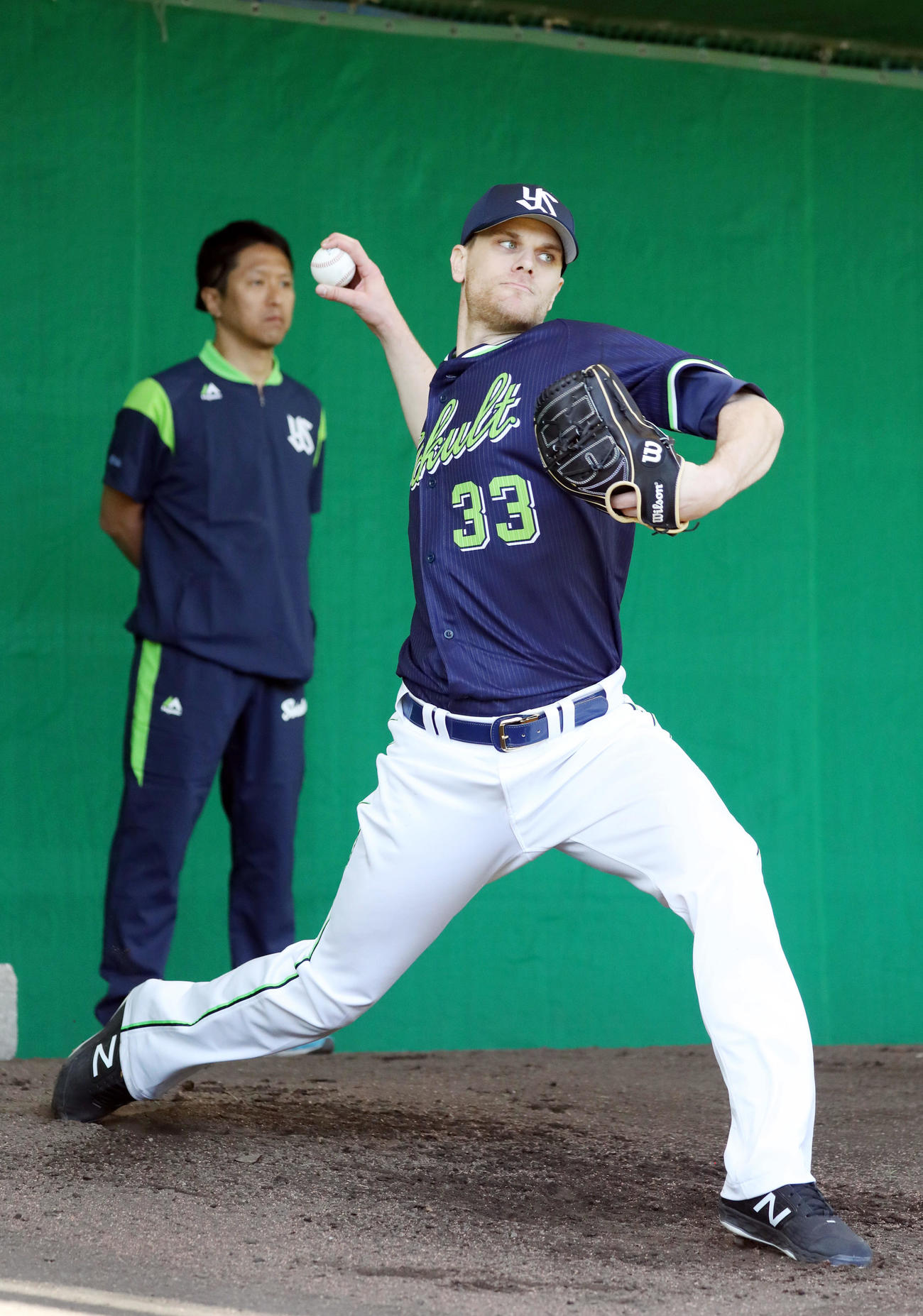 ブルペンで投げ込むクック（撮影・狩俣裕三）