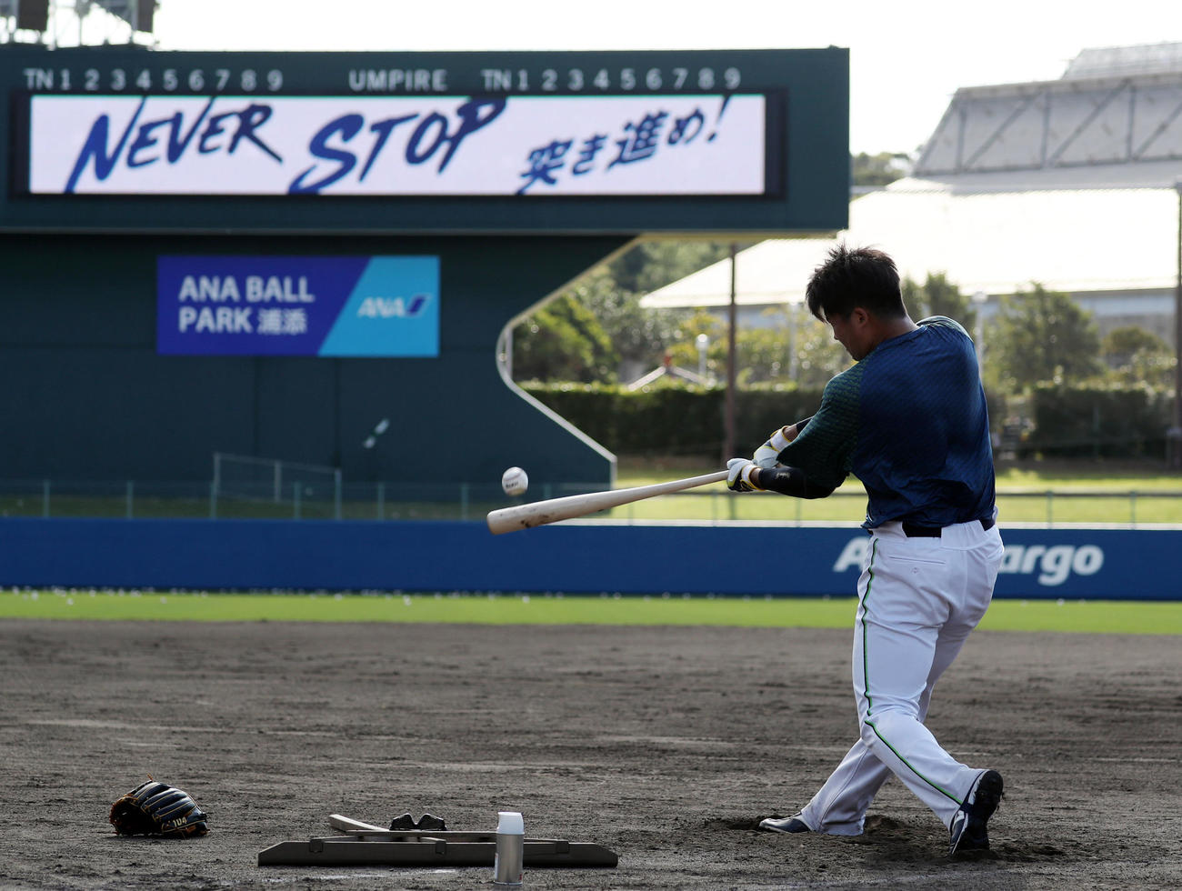 ロングティーでスローガン「NEVER　STOP　突き進め！」に向かって打ち込む村上（撮影・狩俣裕三）
