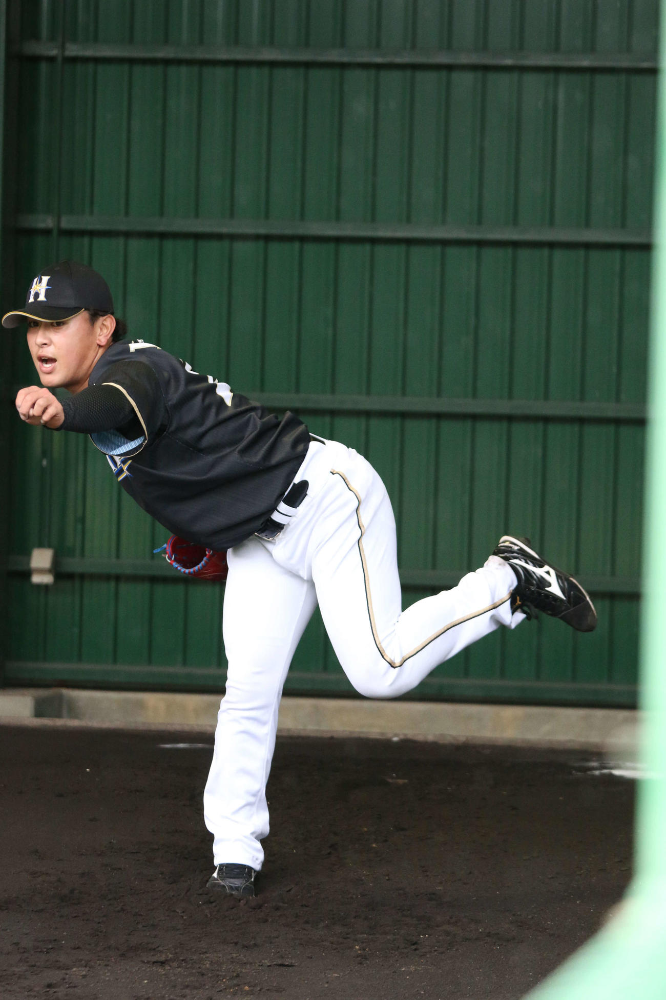 ブルペンで力投する日本ハム河野（撮影・田中彩友美）