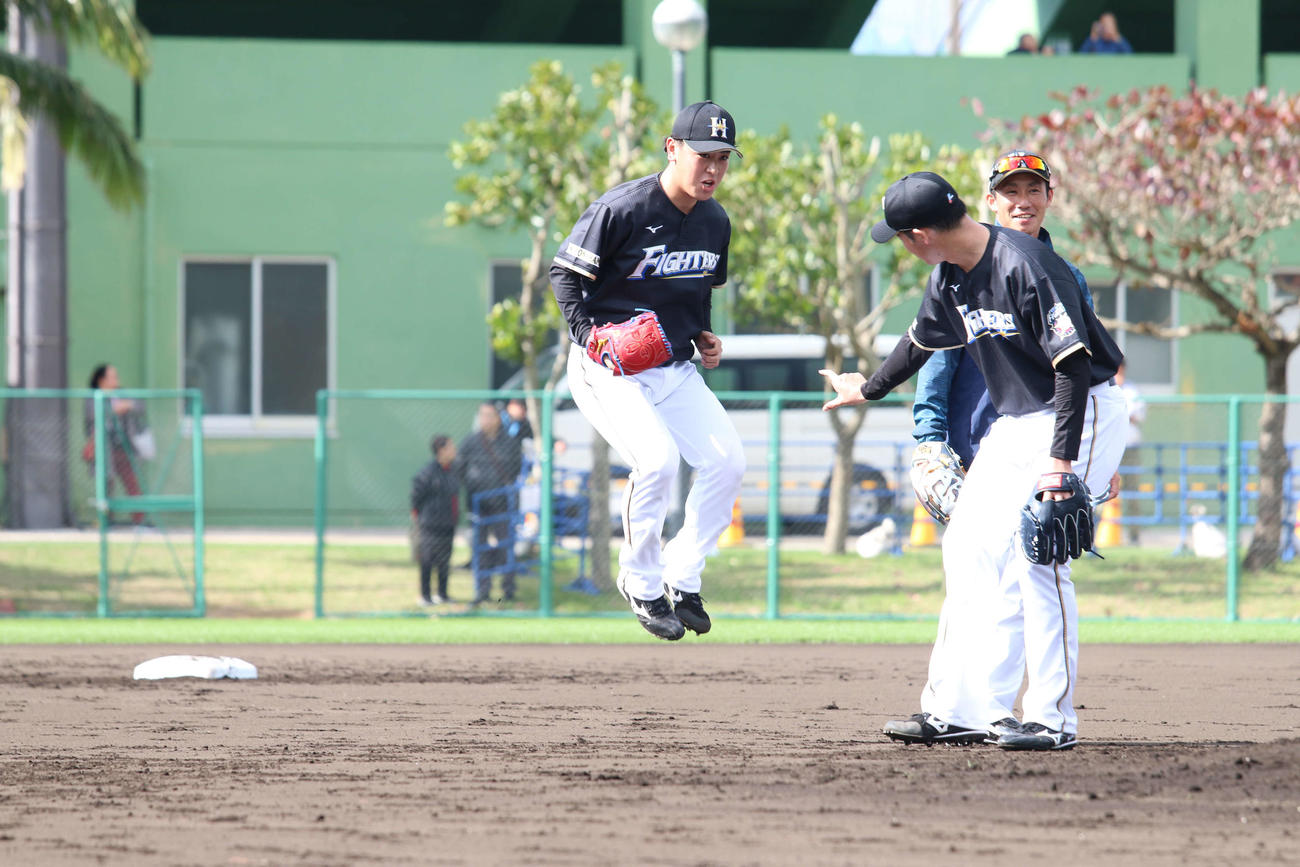 投内連係でミスを犯し罰ゲームでジャンプする日本ハム河野（撮影・田中彩友美）