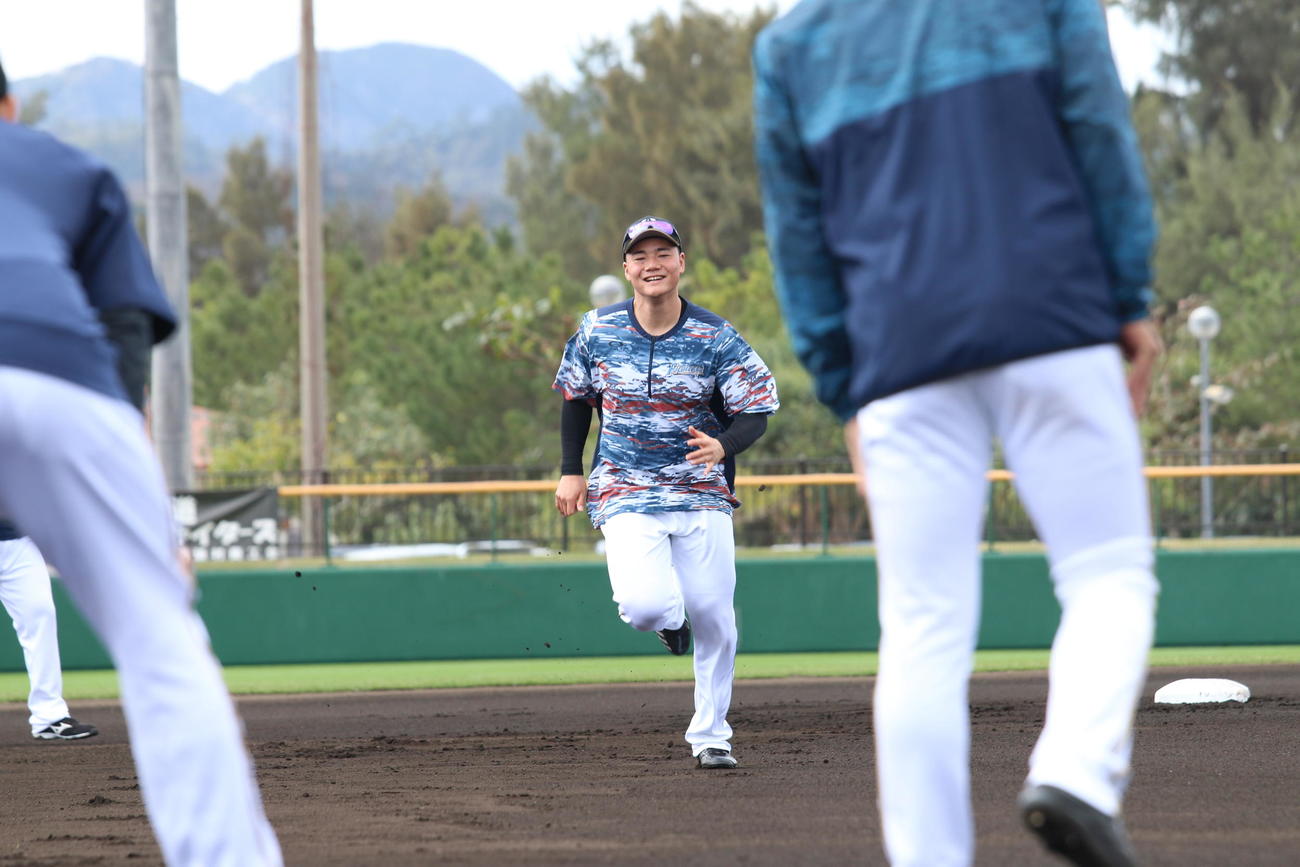 走塁練習で途中、転びそうになり笑顔で走る日本ハム清宮（撮影・田中彩友美）