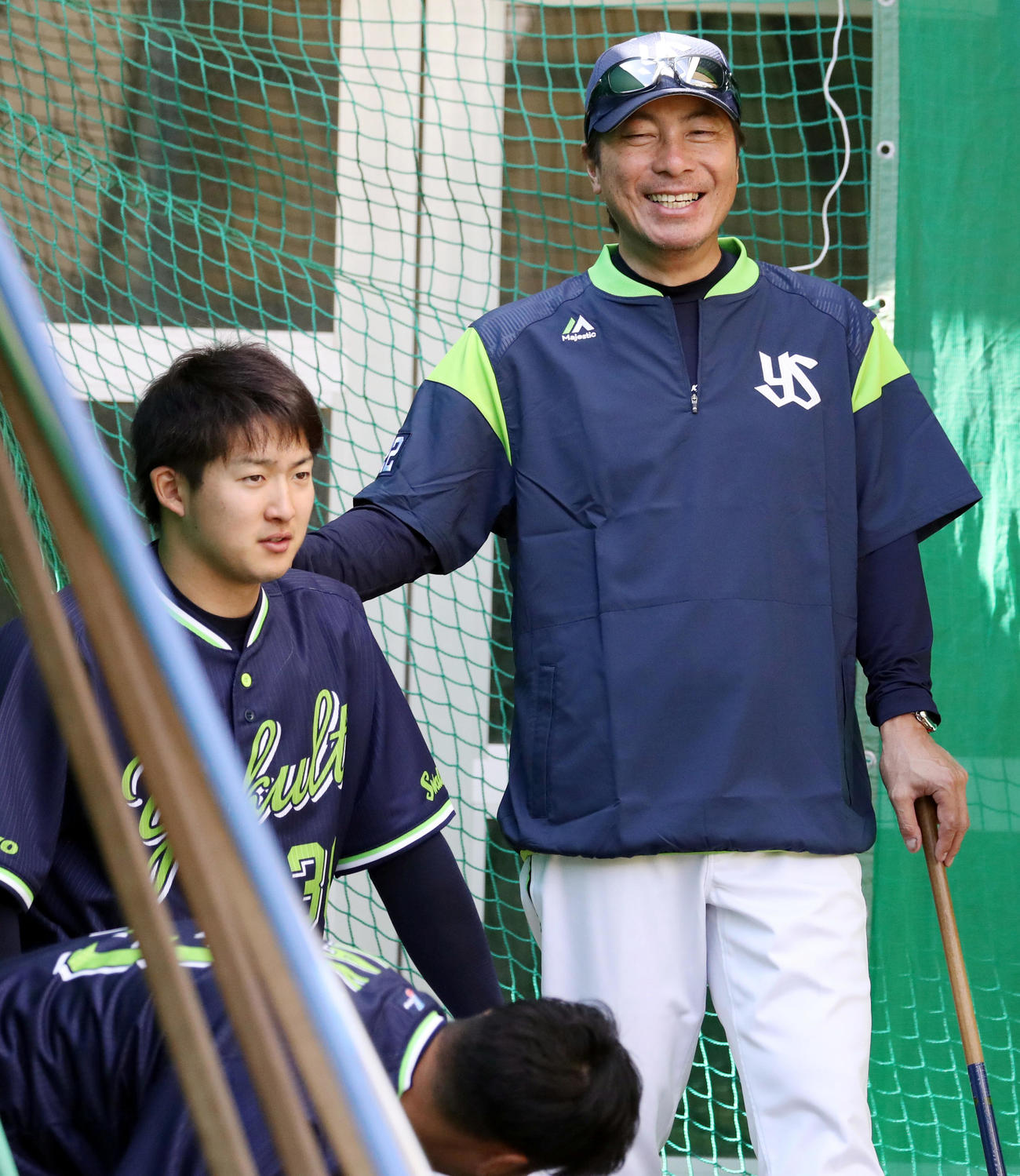 ブルペンで梅野（左）をねぎらう高津監督（撮影・狩俣裕三）