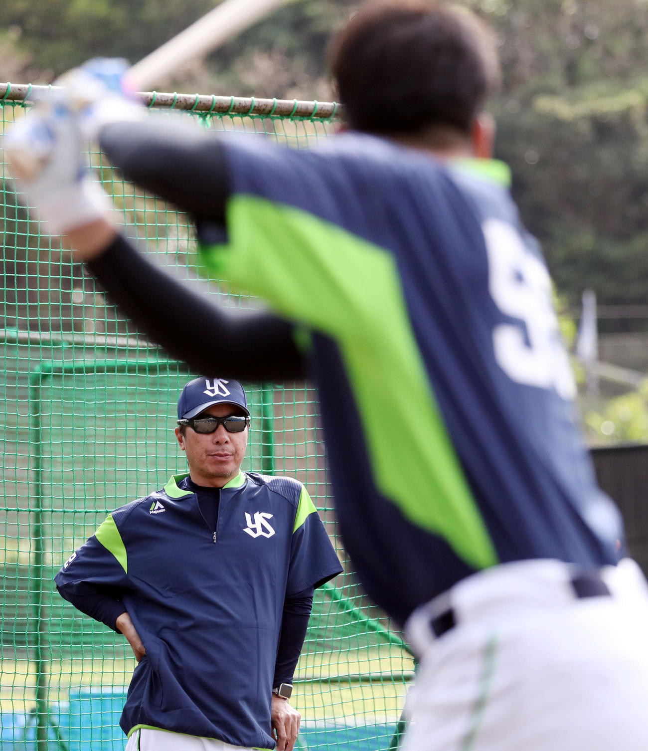 打撃練習を行う村上（手前）を見つめる高津監督（撮影・狩俣裕三）