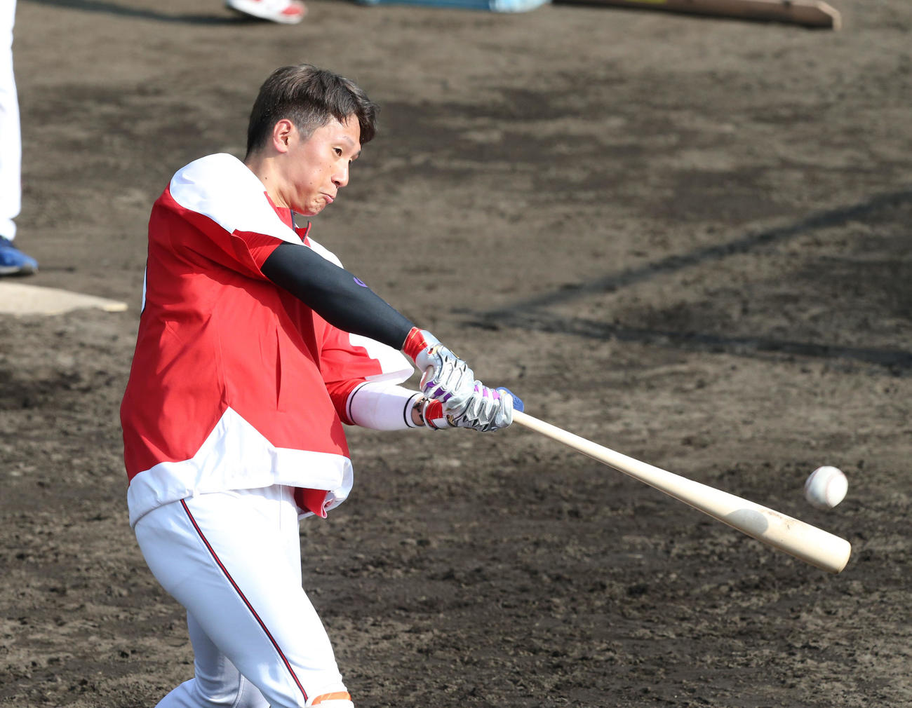 呼吸を意識しながら打撃練習を行う西川龍馬（撮影・梅根麻紀）