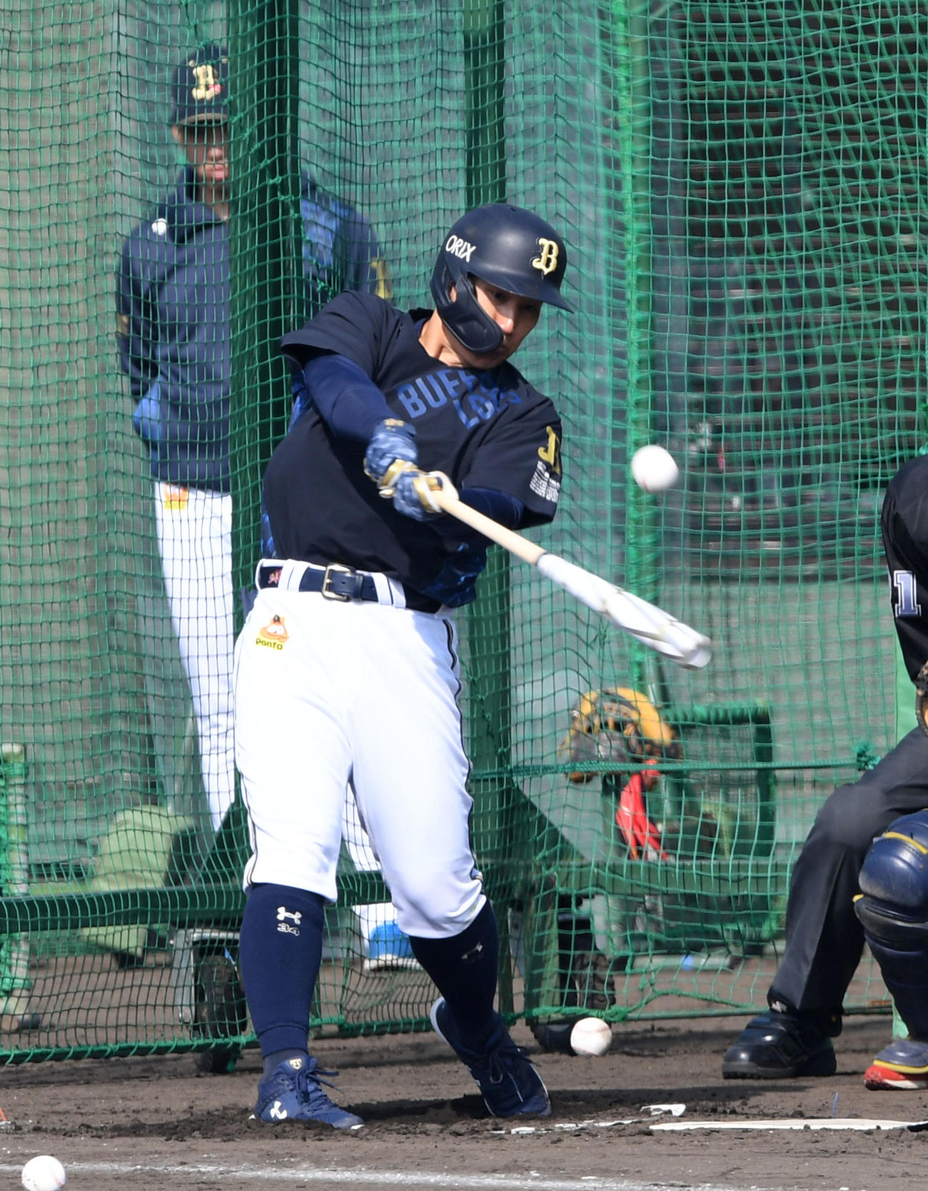 フリー打撃で鋭い打球を放つ吉田正（撮影・前岡正明）