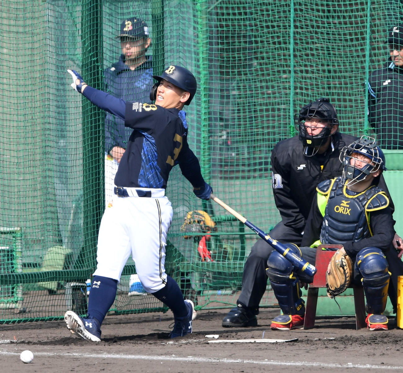 フリー打撃で鋭い打球を放つ吉田正（撮影・前岡正明）