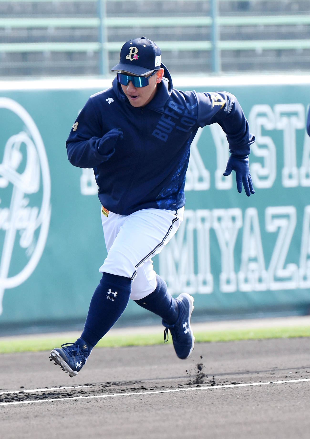 ベースランニングを行う吉田正（撮影・前岡正明）