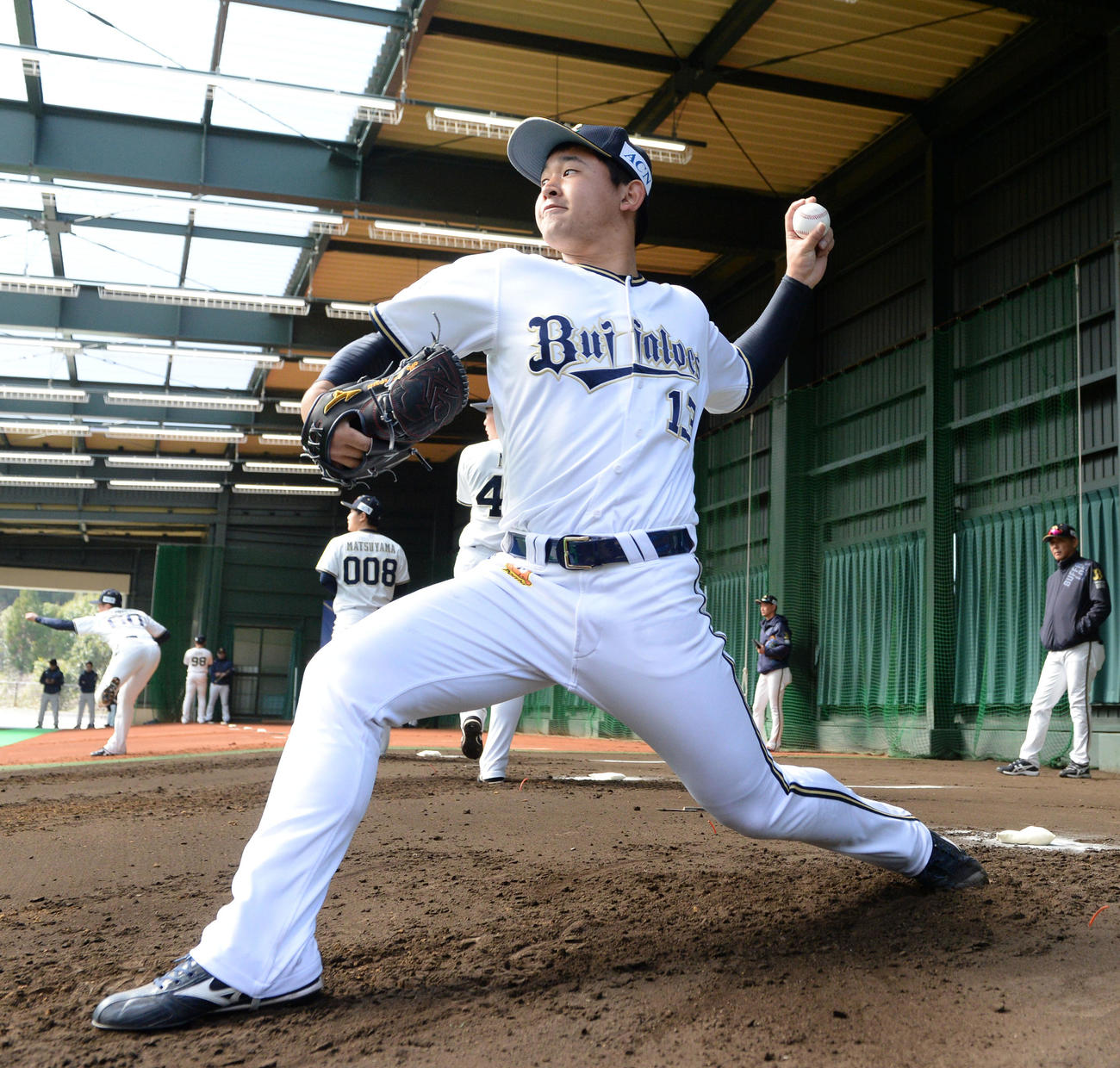 ブルペンで投球練習を行ったオリックス宮城（撮影・前岡正明）