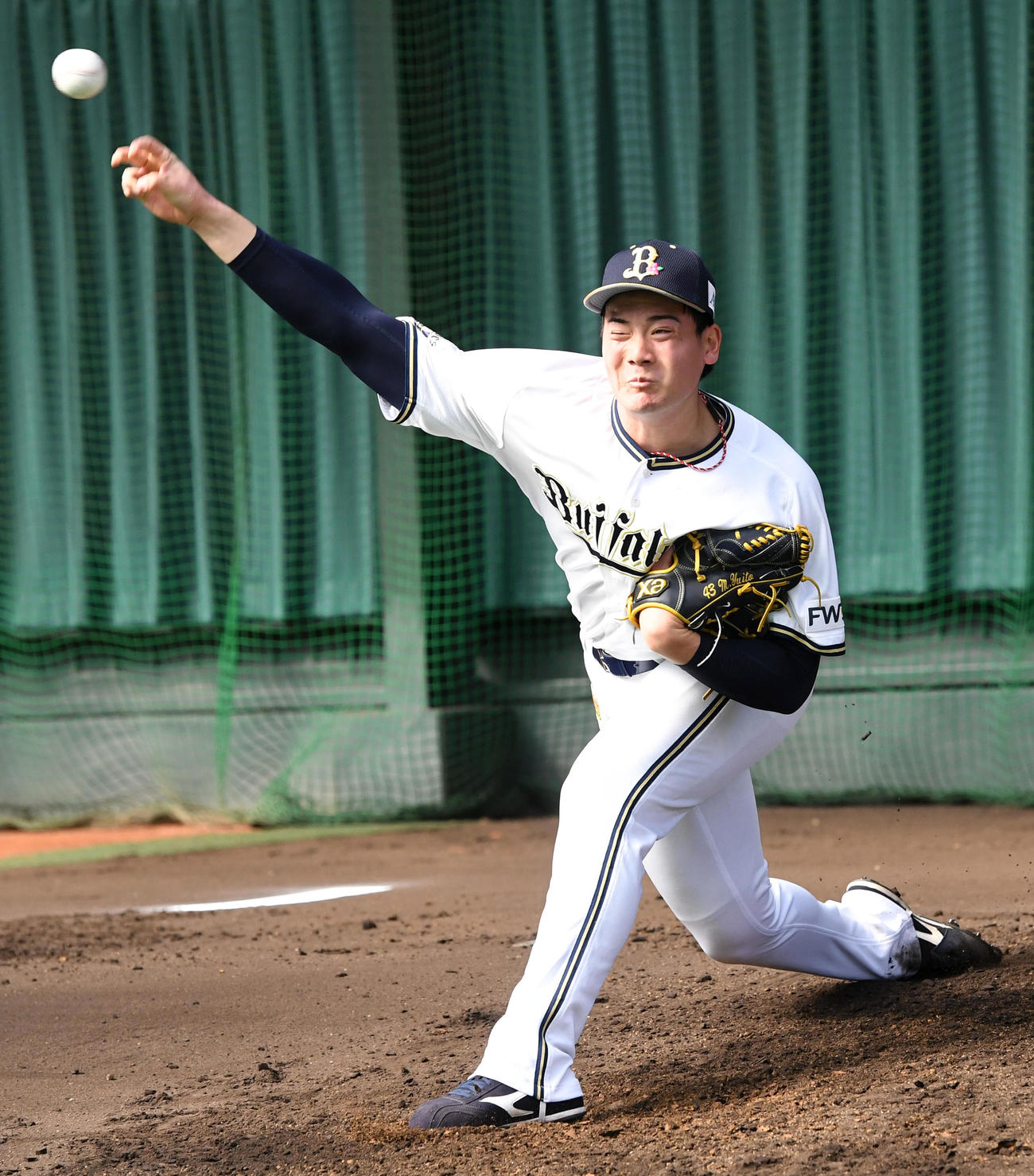 ブルペンで投球練習を行ったオリックス前（撮影・前岡正明）