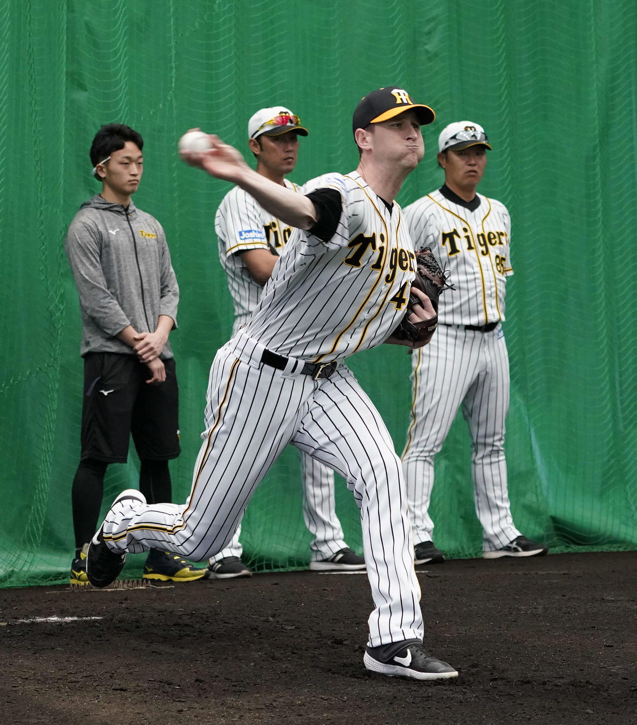 ブルペンで投球練習をするガンケル（撮影・上山淳一）