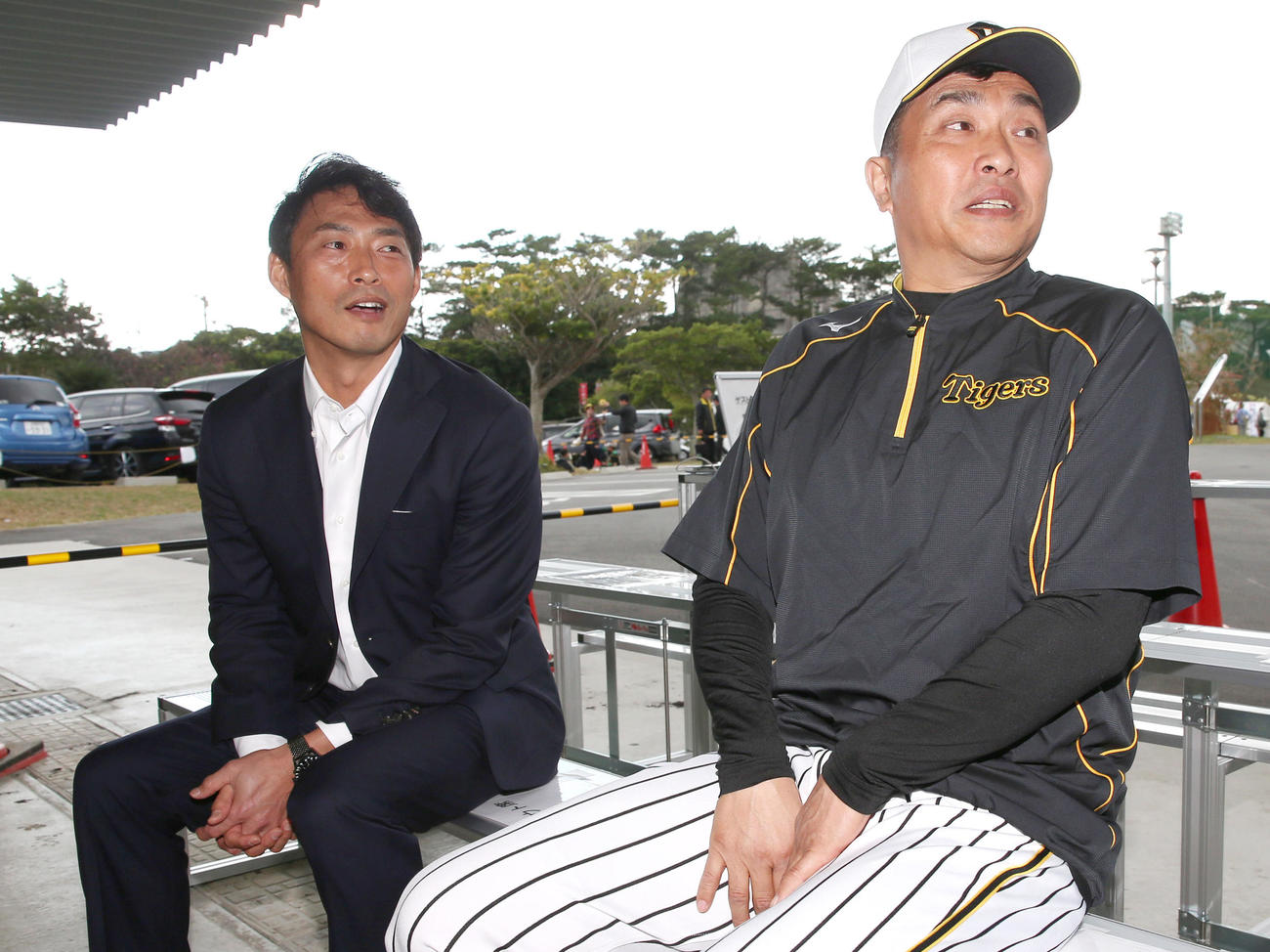 視察に訪れた本紙評論家の桧山氏（左）は山本昌臨時コーチとブルペン前で話す（撮影・上山淳一）