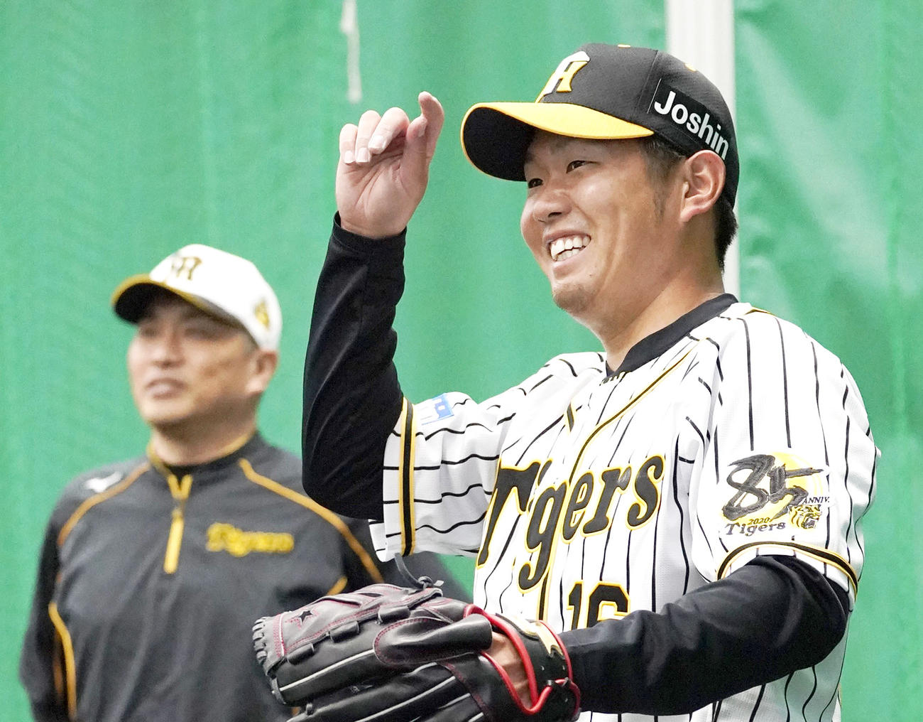 ブルペンで笑顔を見せる西勇輝、左は山本昌臨時コーチ（撮影・上山淳一）
