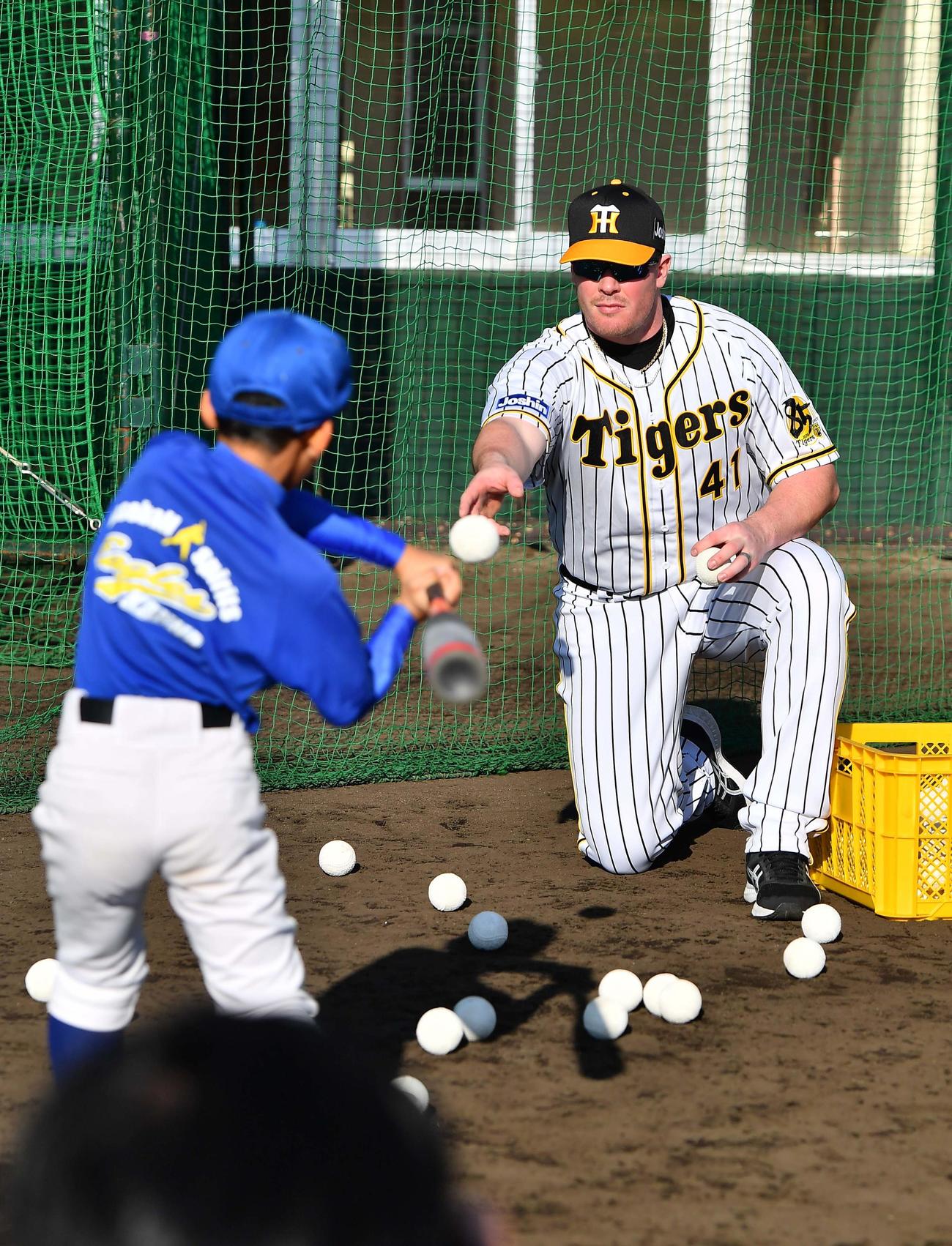 野球教室に参加し少年にトスをあげるボーア（撮影・上田博志）