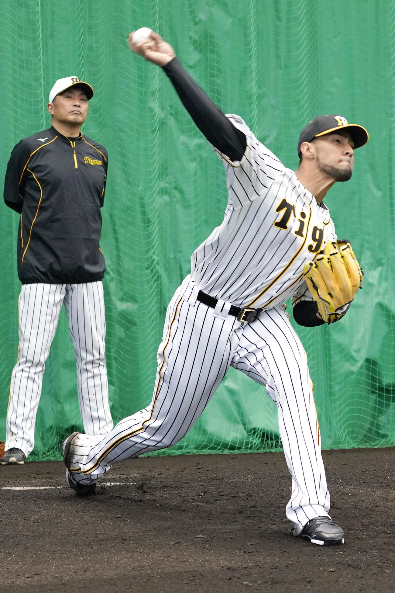ブルペンで投球練習をするスアレス、左は山本昌臨時コーチ（撮影・上山淳一）