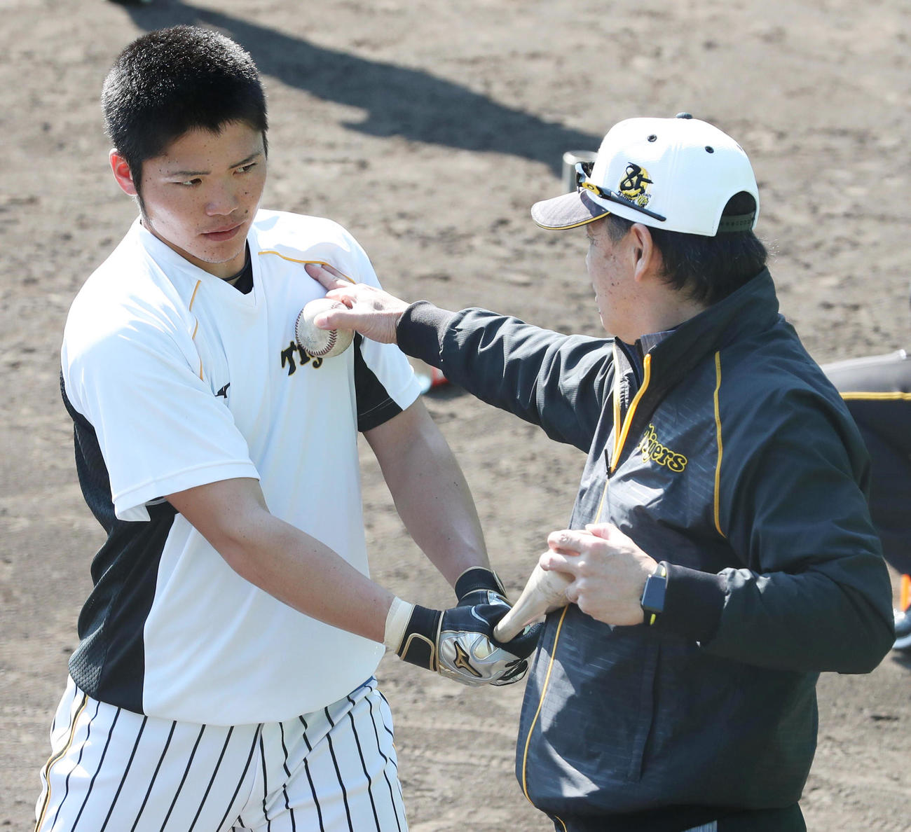 和田球団本部付テクニカルアドバイザー（右）の打撃指導を受ける小野寺（撮影・清水貴仁）