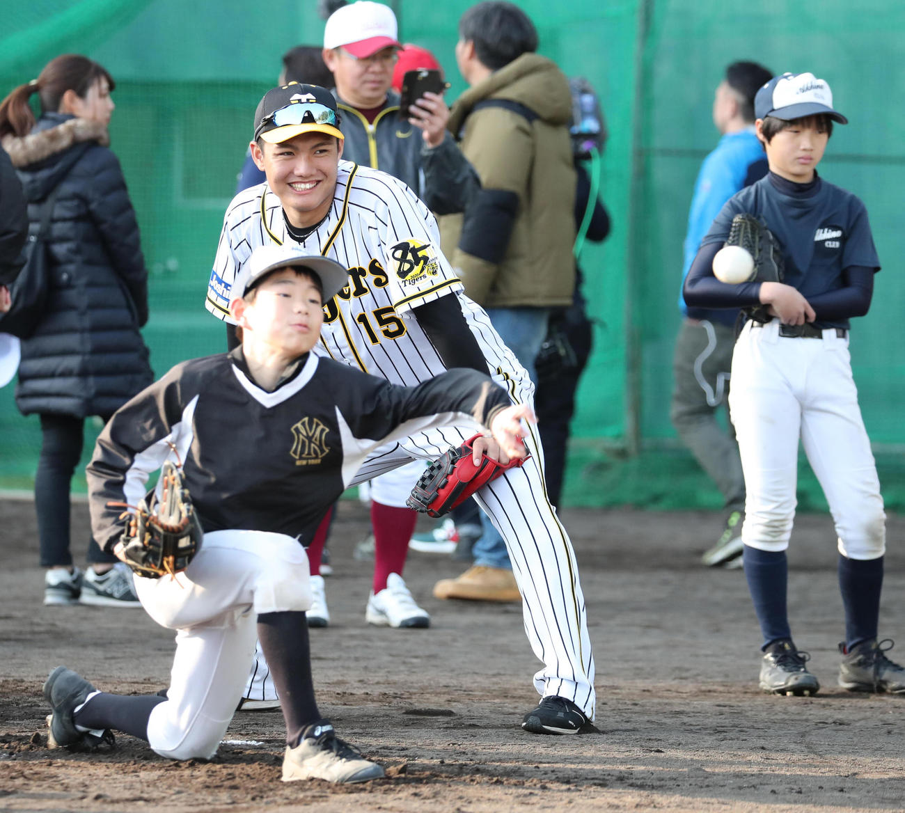 野球教室で投球練習をみる西純矢（撮影・清水貴仁）