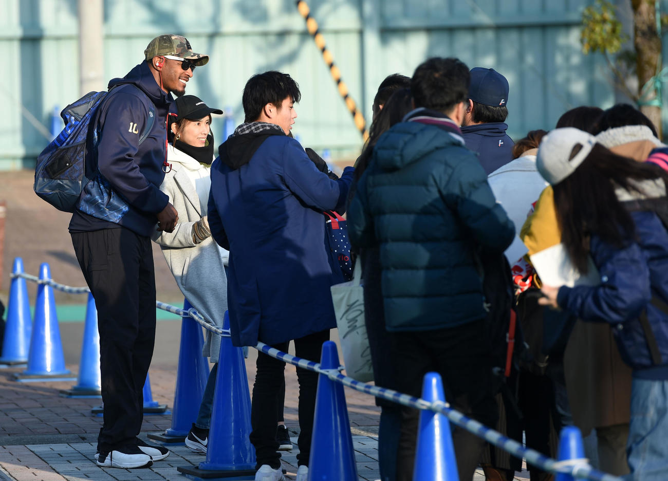 球場到着後、ファンと笑顔で記念撮影を行うジョーンズ（撮影・前岡正明）