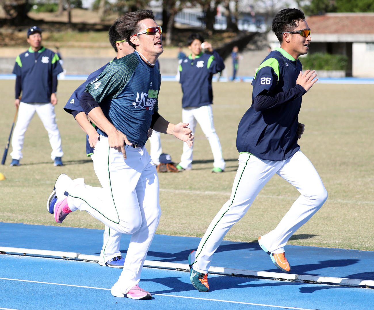12分間走を厚底シューズで走る高梨（左）。右は坂本（撮影・狩俣裕三）