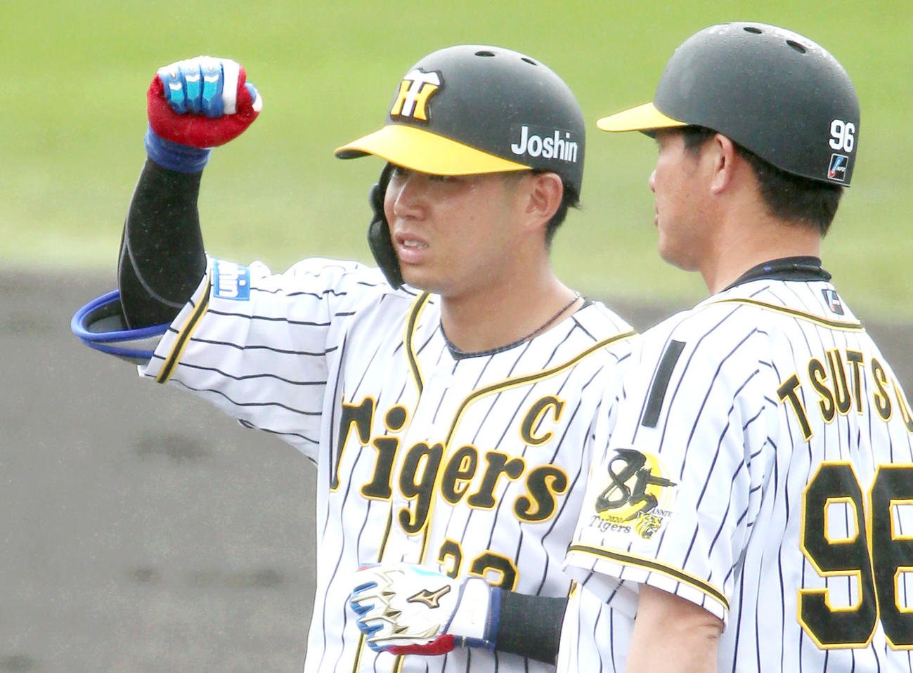 3回裏阪神1死、糸原（左）は右前打を放ち一塁でガッツポーズ（撮影・上山淳一）