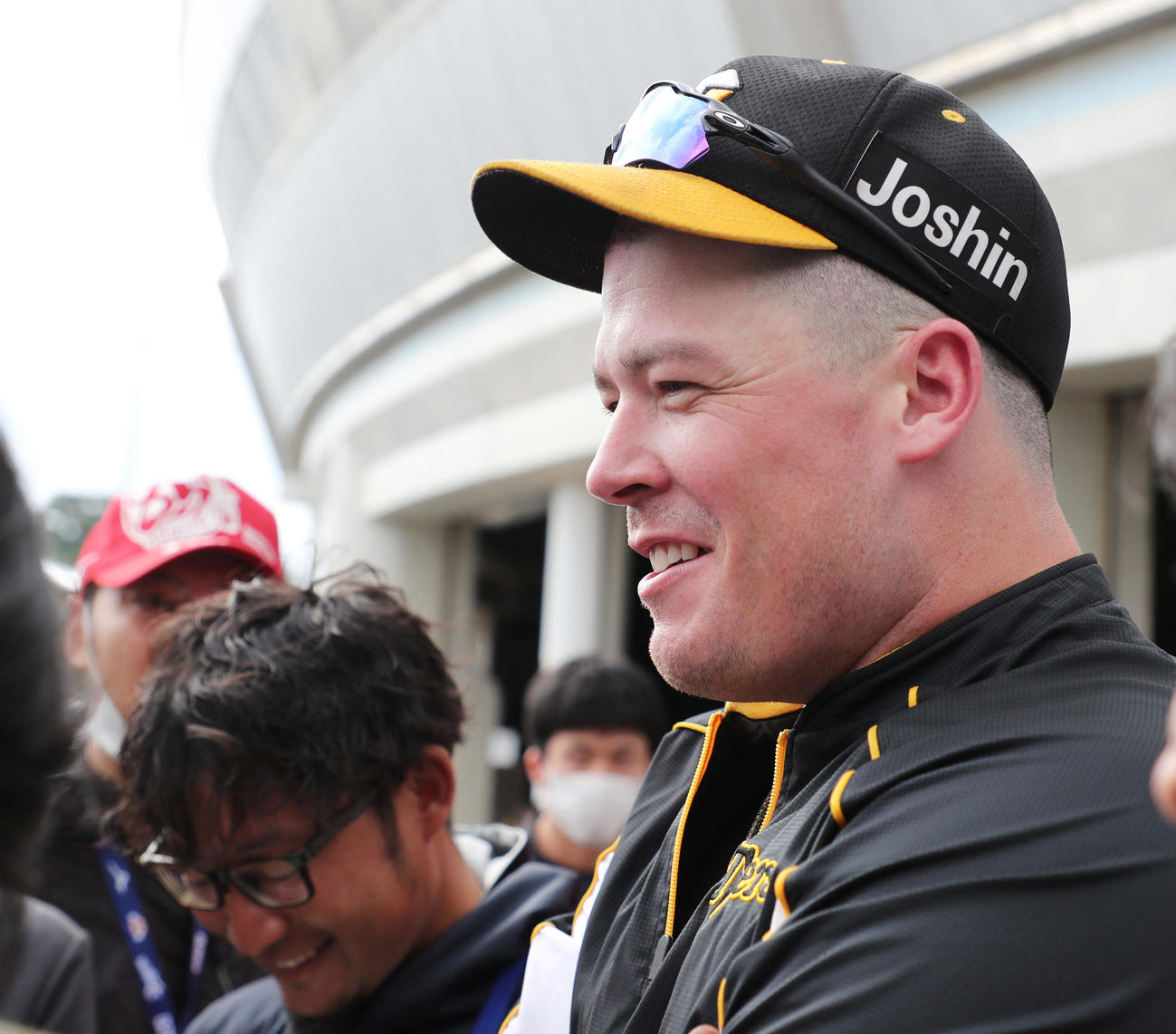 練習後に記者に囲まれるジャスティン・ボーア（撮影・清水貴仁）