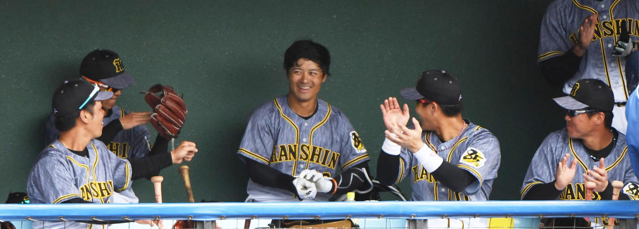 左越え2点本塁打を放った坂本誠志郎をベンチで拍手で迎える阪神ナイン（撮影・森本幸一）