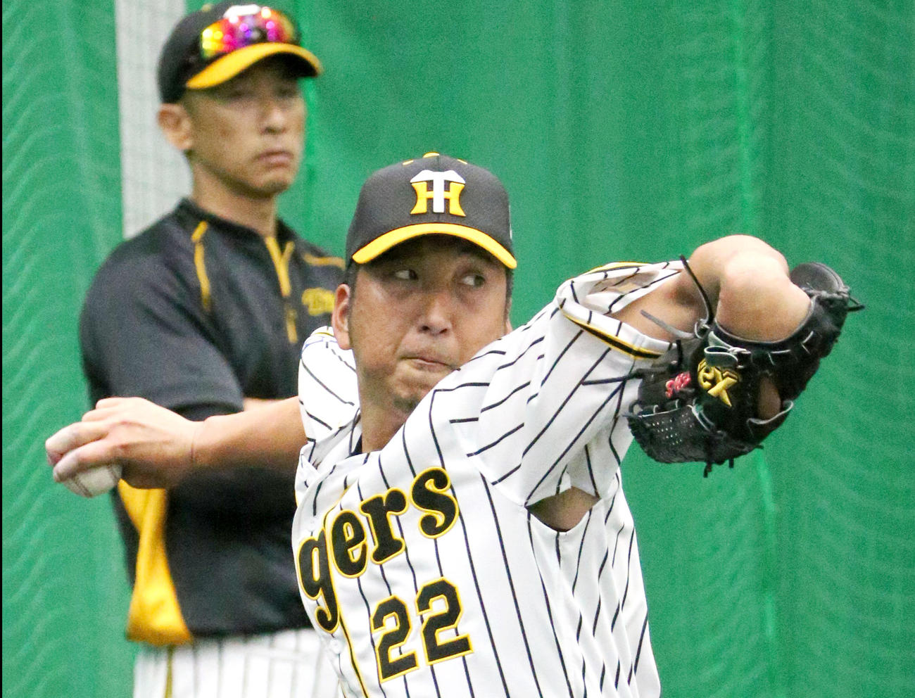 ブルペンで投球練習をする藤川、左は矢野監督（撮影・上山淳一）