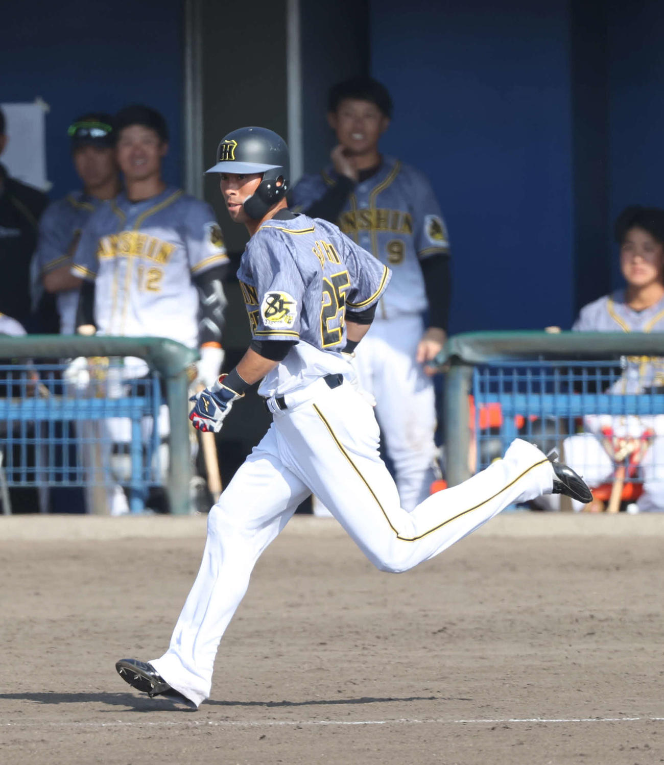 ヤクルト対阪神　9回表阪神2死一塁、上本の右翼線適時三塁打で一塁から生還する江越（撮影・清水貴仁）