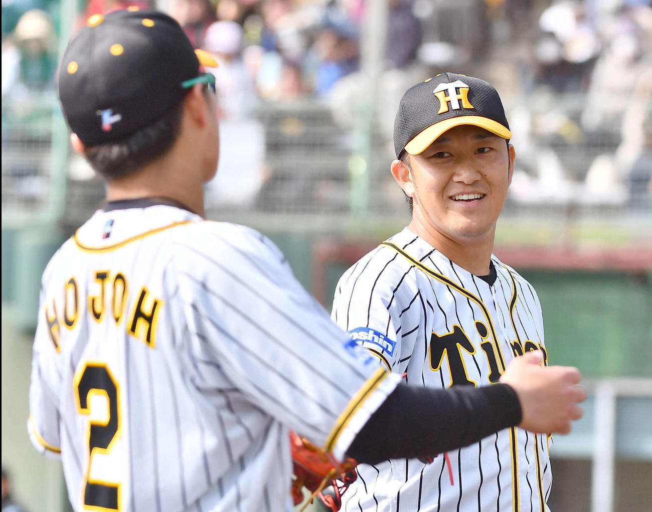 阪神対日本ハム　2回を1安打無失点に抑えた岩貞は、北條とグラブタッチ（撮影・上田博志）