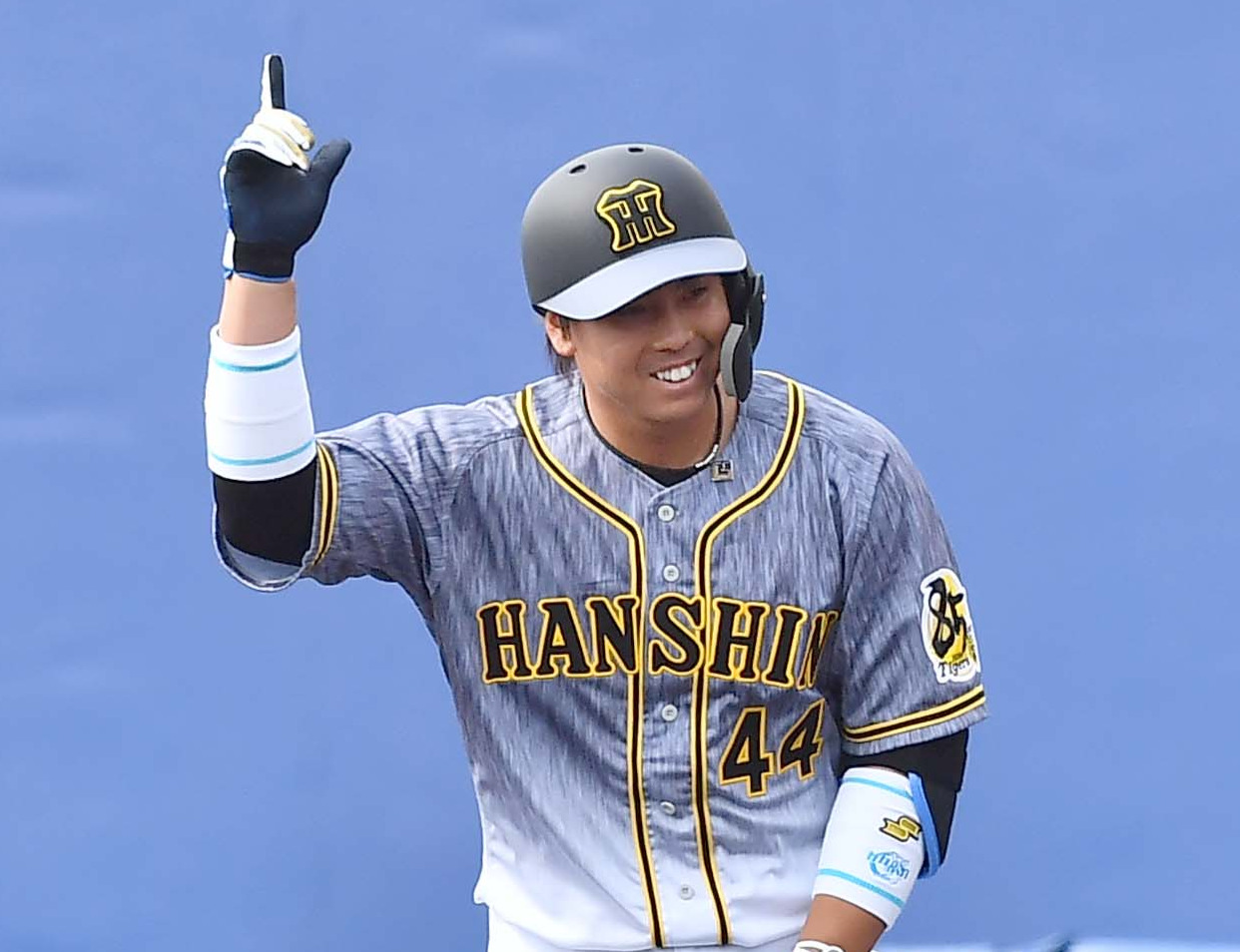 2回表阪神1死一、二塁、中前先制適時打を放ち、称賛に応える梅野（撮影・上田博志）