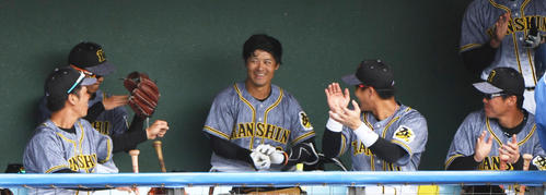 左越え2点本塁打を放った坂本誠志郎をベンチで拍手で迎える阪神ナイン（撮影・森本幸一）