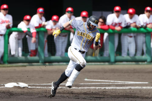 広島対阪神　3回表阪神2死、右翼線へ二塁打を放ち二塁へ向かう糸井（撮影・前田充）