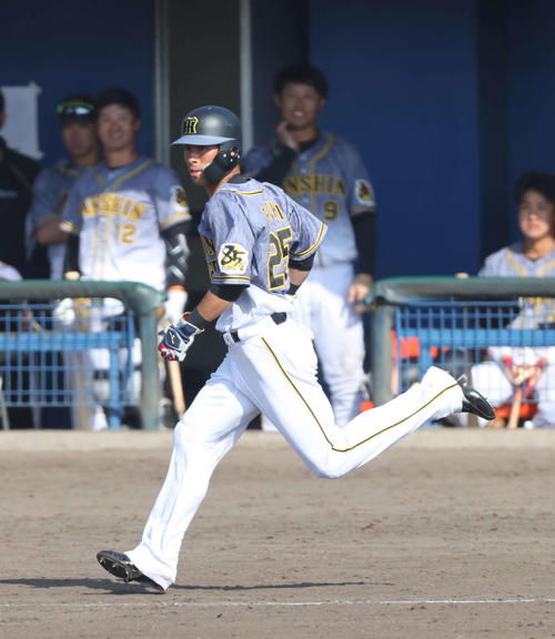 ヤクルト対阪神　9回表阪神2死一塁、上本の右翼線適時三塁打で一塁から生還する江越（撮影・清水貴仁）