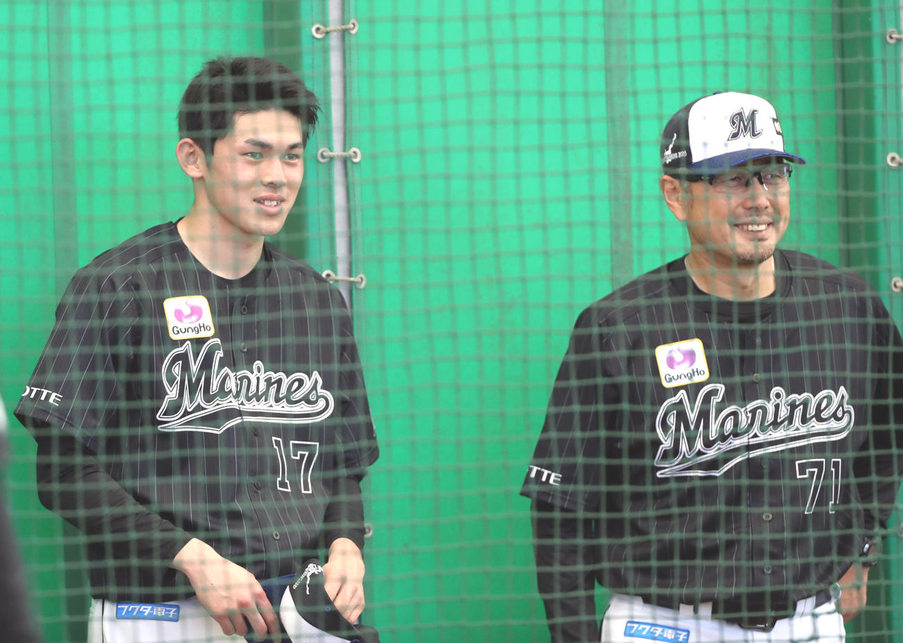 ブルペンを見学するロッテ佐々木朗（左）は吉井投手コーチと笑顔で言葉を交わす（撮影・垰建太）