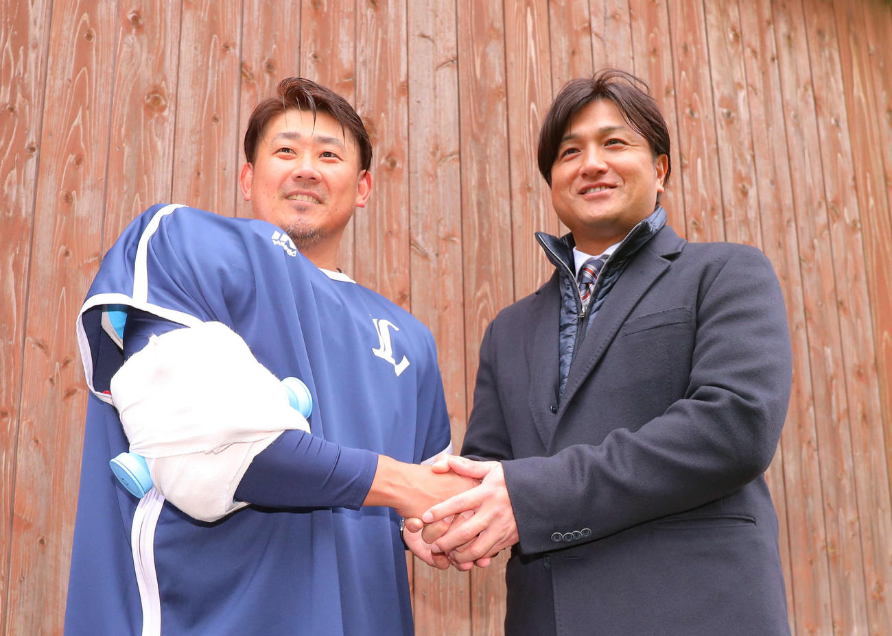 初ブルペン入りを終え、高橋由伸氏（右）からインタビューを受ける西武松坂大輔（撮影・河田真司）
