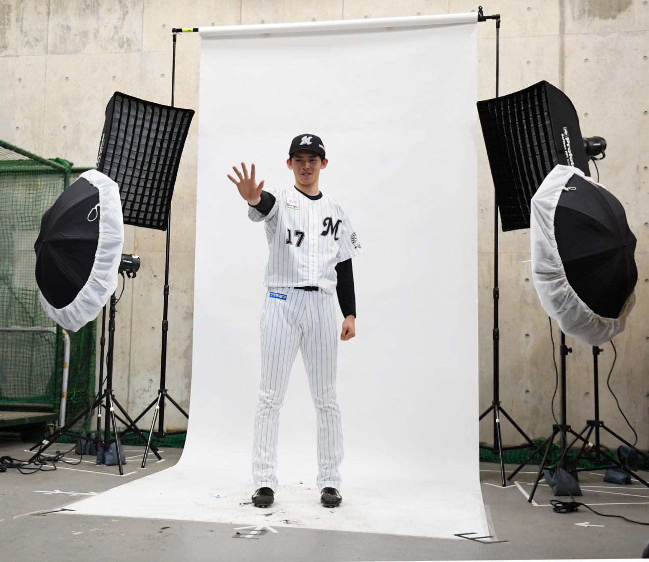 球団公式撮影に臨むロッテ佐々木朗（撮影・横山健太）