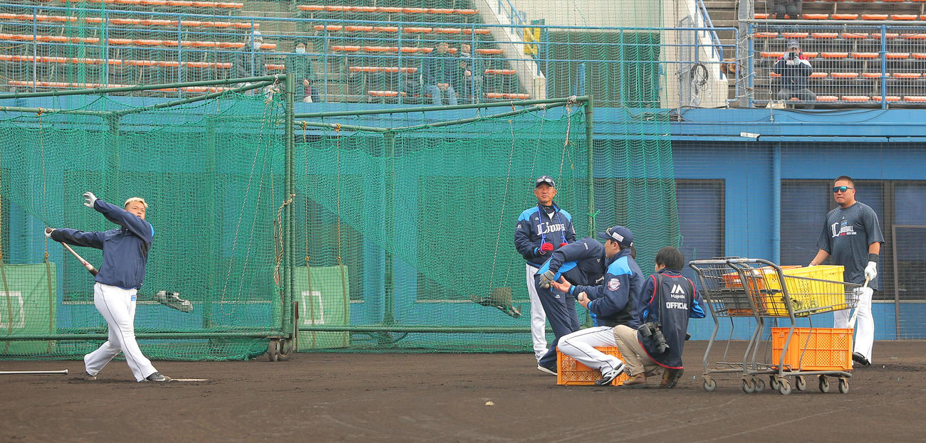 早出で打撃練習する西武森（左）と山川穂高（右）。中央は辻監督（撮影・河田真司）