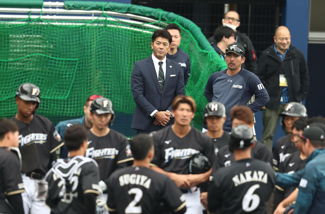 日本ハムのキャンプ地を訪れた日本代表稲葉監督。右は小笠原ヘッドコーチ（撮影・黒川智章）