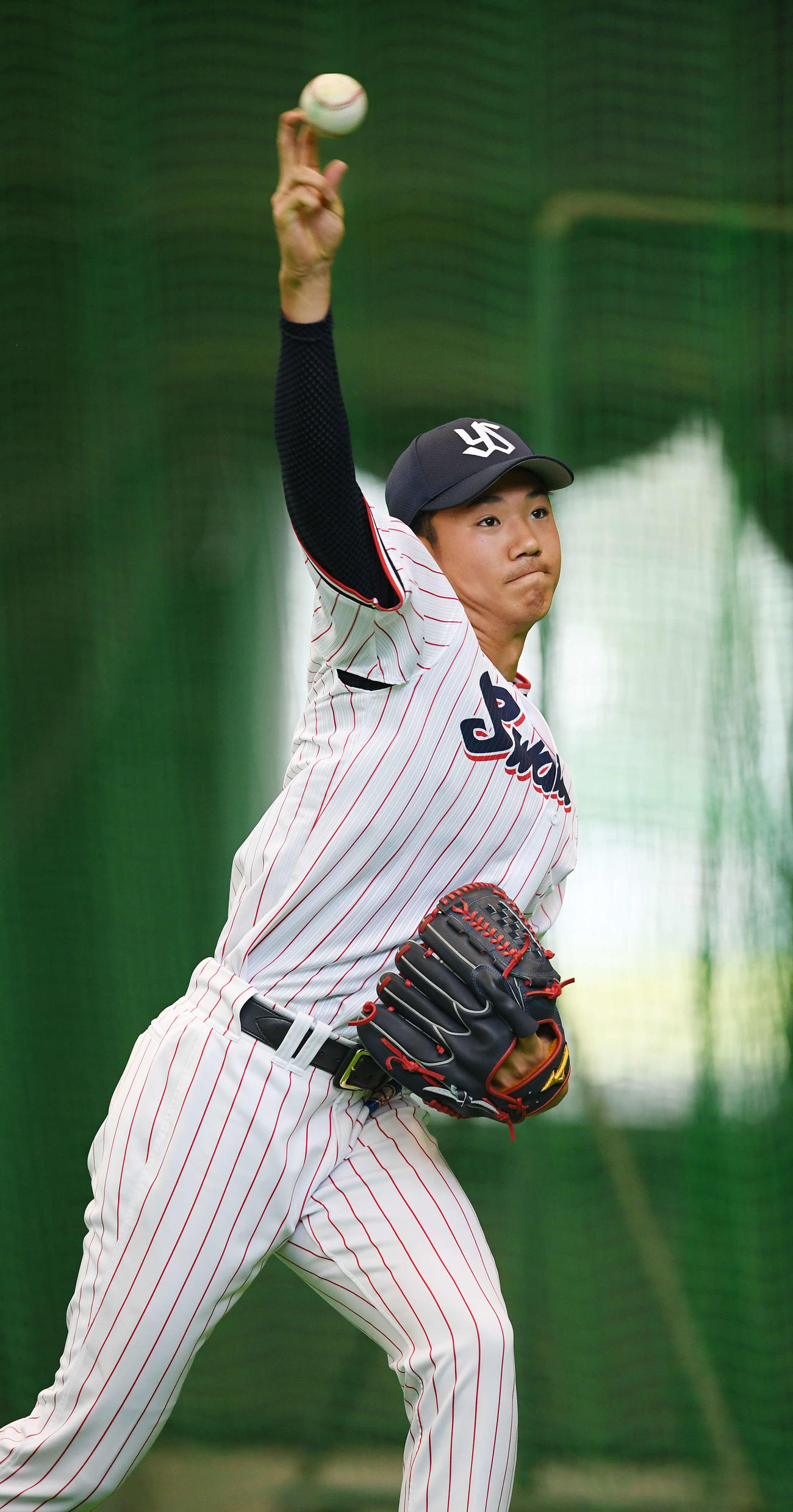 右肘の炎症でノースロー調整が続いていたヤクルト奥川は久しぶりにネットスローを再開した（撮影・鈴木みどり）