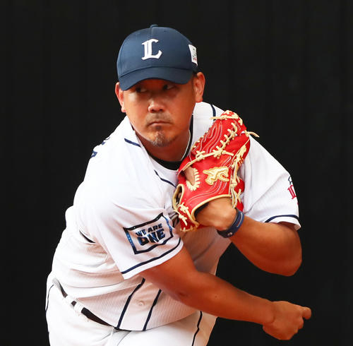 ブルペン入りした西武松坂(撮影・足立雅史)