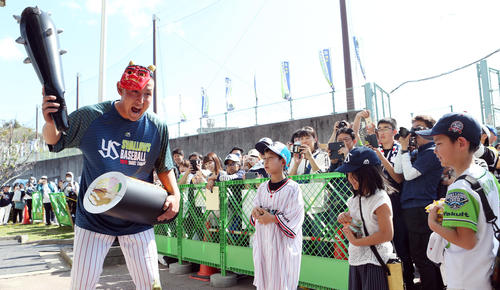 子どもファンから豆を投げられる鬼に扮(ふん)したヤクルト中山(撮影・狩俣裕三)