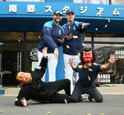 節分の豆まきを行う西武のニール(後方左)とノリン(同右)。手前右は鬼に扮する本紙河田カメラマン(撮影・足立雅史)