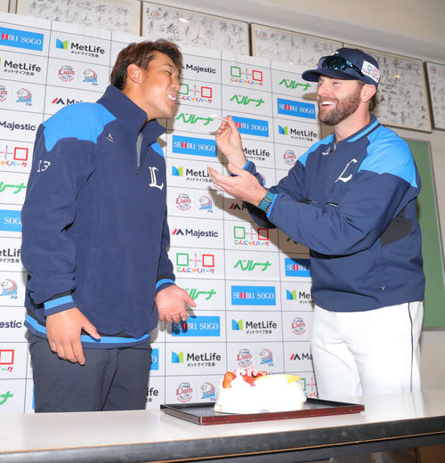 2月3日誕生日の西武高橋光(左)は、ニールにケーキを食べさせてもらい祝福される(撮影・河田真司)