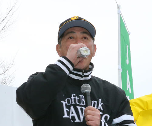 イベント会場で恵方巻きを食べる工藤公康監督 (撮影・菊川光一)