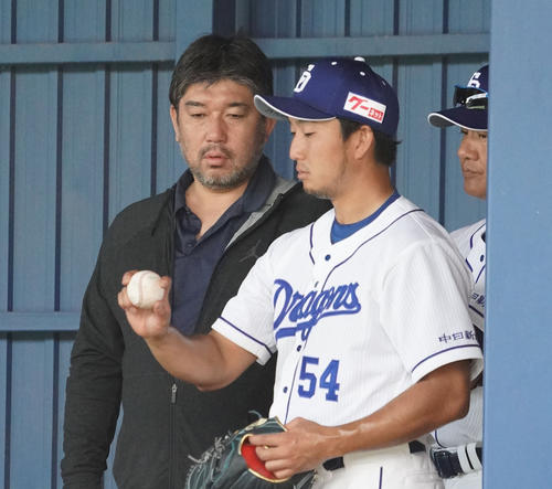 ブルペンで投球練習をする藤嶋健人(右)にアドバイスを送る野茂英雄(左)(撮影・森本幸一)