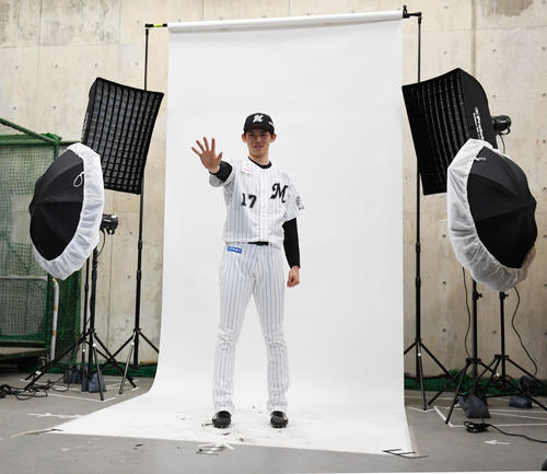 球団公式撮影に臨むロッテ佐々木朗(撮影・横山健太)