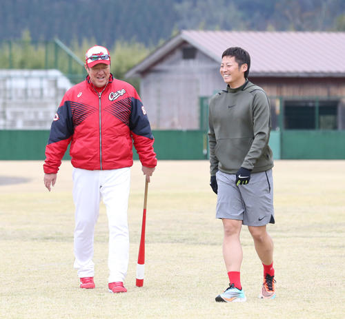 ナイキのシューズを履いてランニングメニューをこなす広島市岡は笑顔、左は佐々岡真司監督(撮影・梅根麻紀)