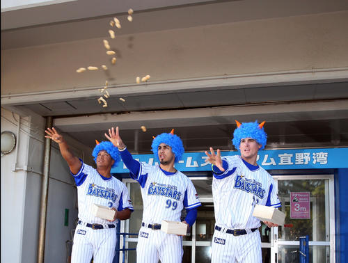豆まきをする、左からDeNAロペス、ソト、オースティン(撮影・大野祥一)
