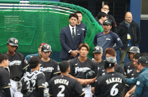 日本ハムのキャンプ地を訪れた日本代表稲葉監督。右は小笠原ヘッドコーチ(撮影・黒川智章)