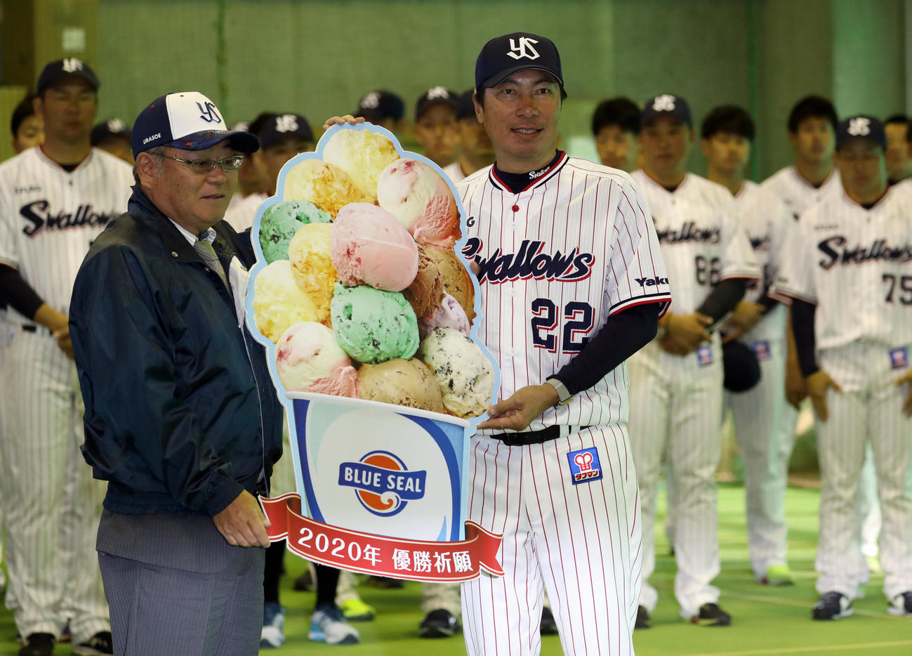 差し入れ式でブルーシールのボードを手に記念撮影をする高津監督（右）（撮影・狩俣裕三）