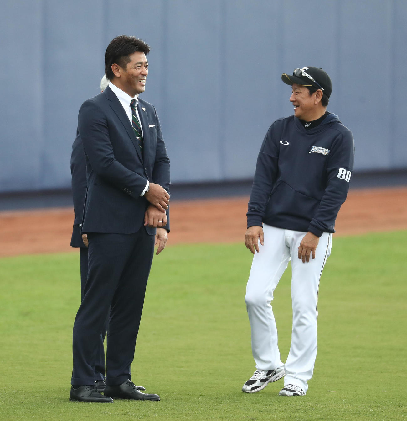 日本ハムのキャンプ地を訪れ栗山監督（右）と話す日本代表稲葉監督（撮影・黒川智章）